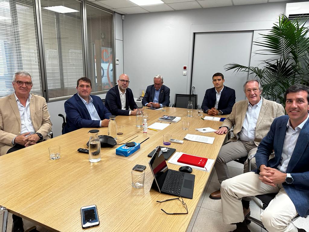 un grupo de hombres sentados en una mesa.