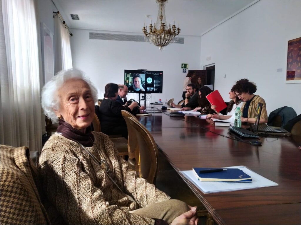 una mujer sentada en una mesa