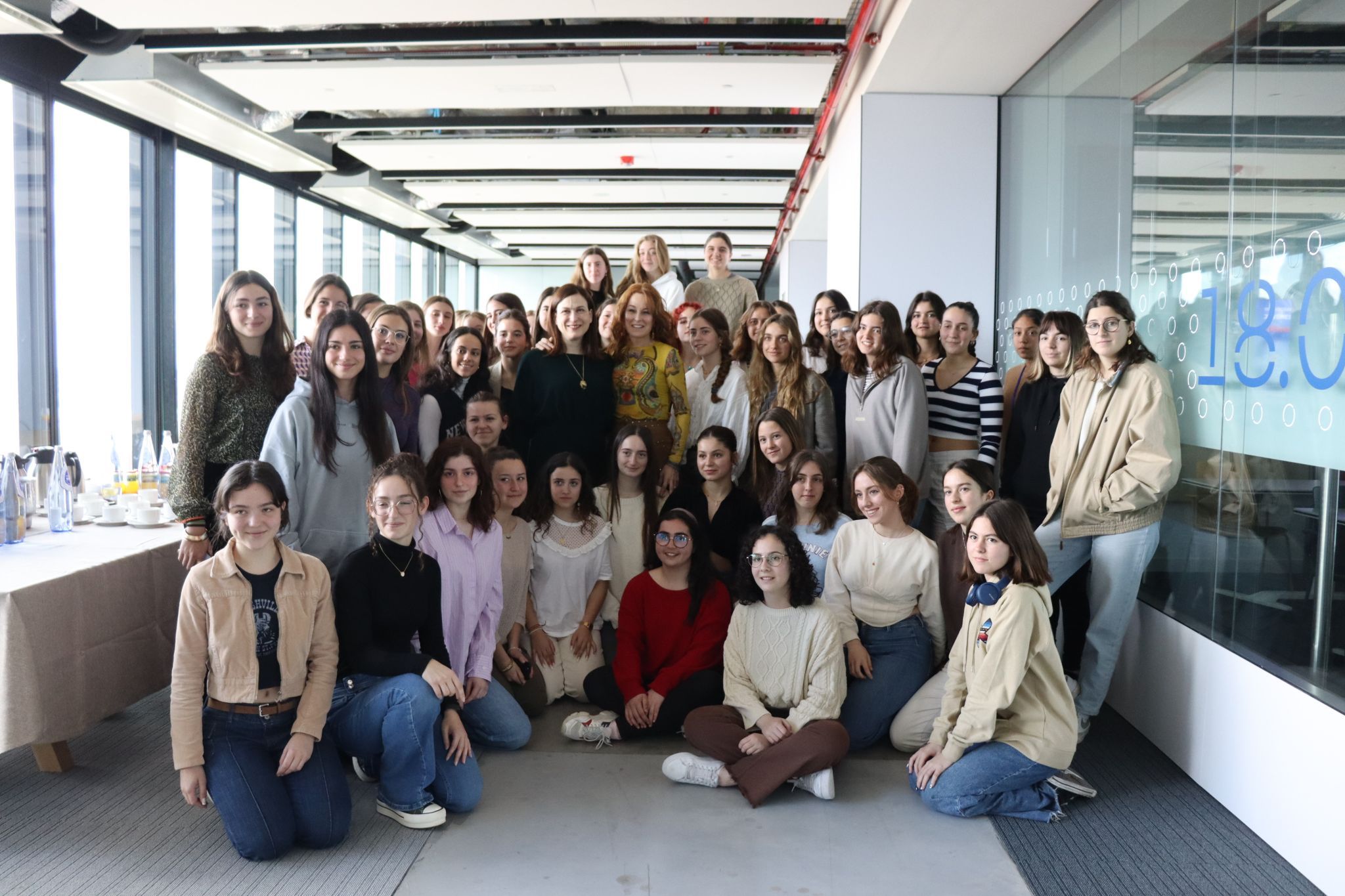 varias jóvenes posan en foto de familia