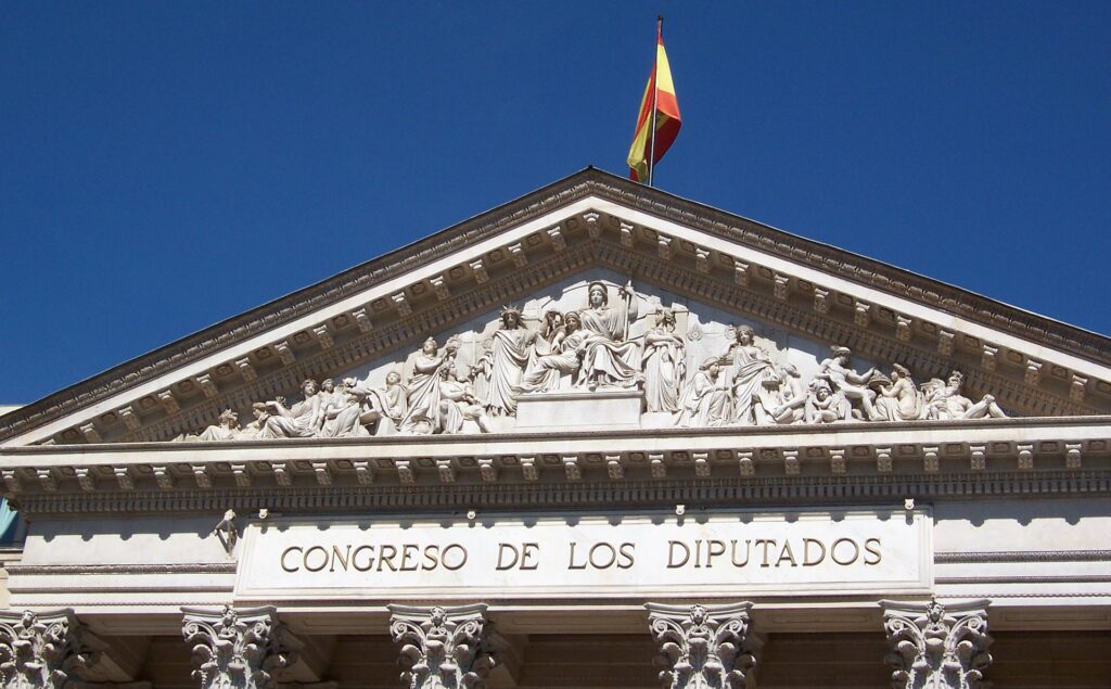 Edificio del Congreso de los Diputados con la bandera española