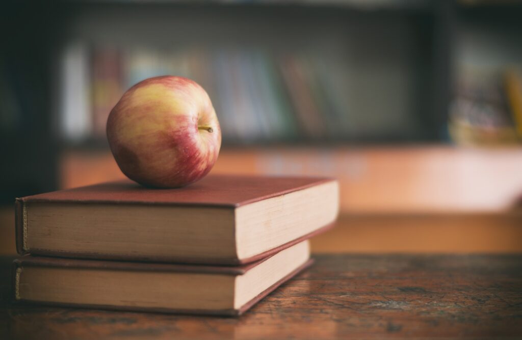 una manzana sobre dos libros