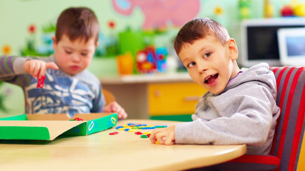 dos niños pequeños jugando