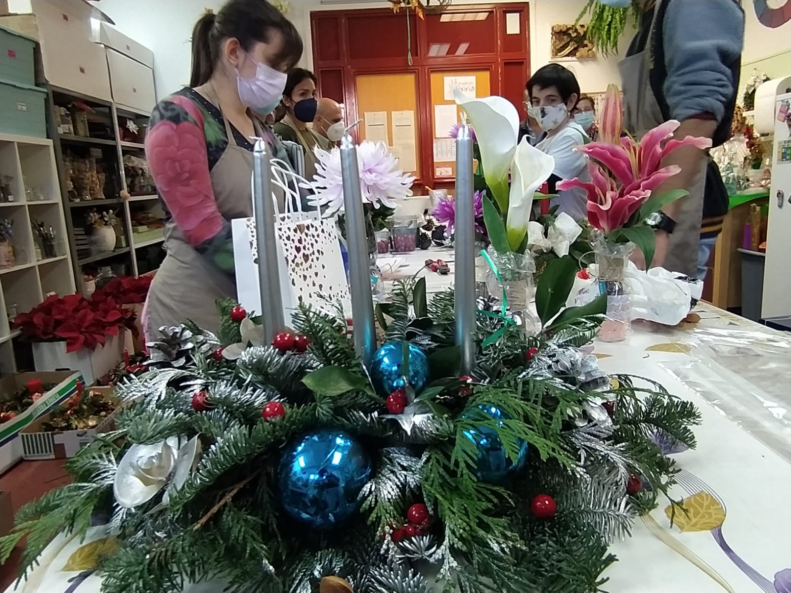 Personas trabajan en un taller de flores.