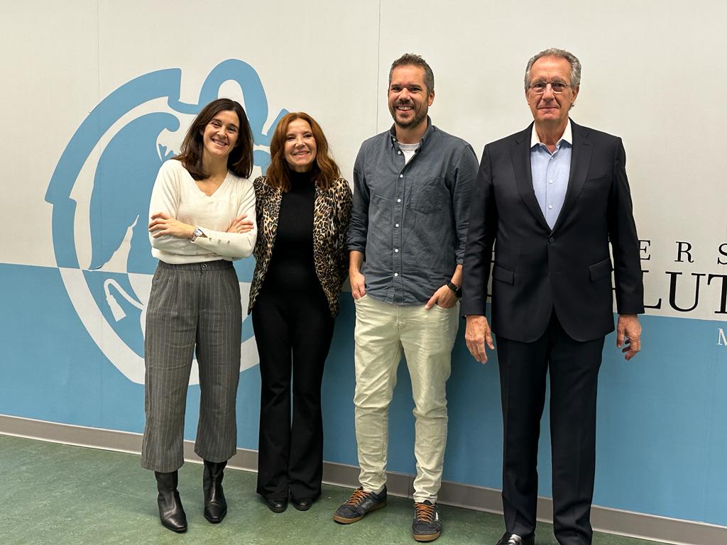 dos mujeres y dos hombres posan para una foto de familia.