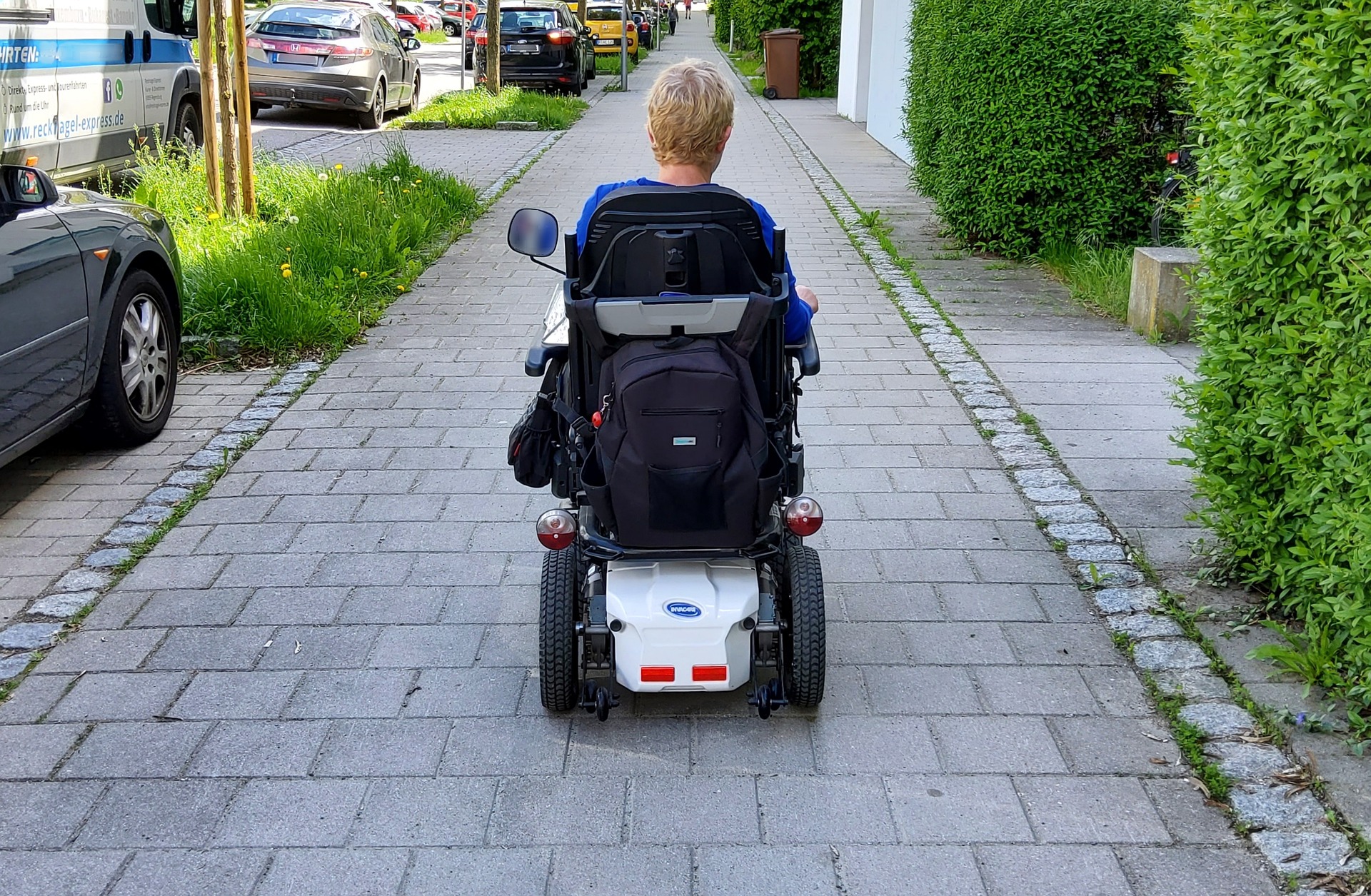 una persona en silla de ruedas