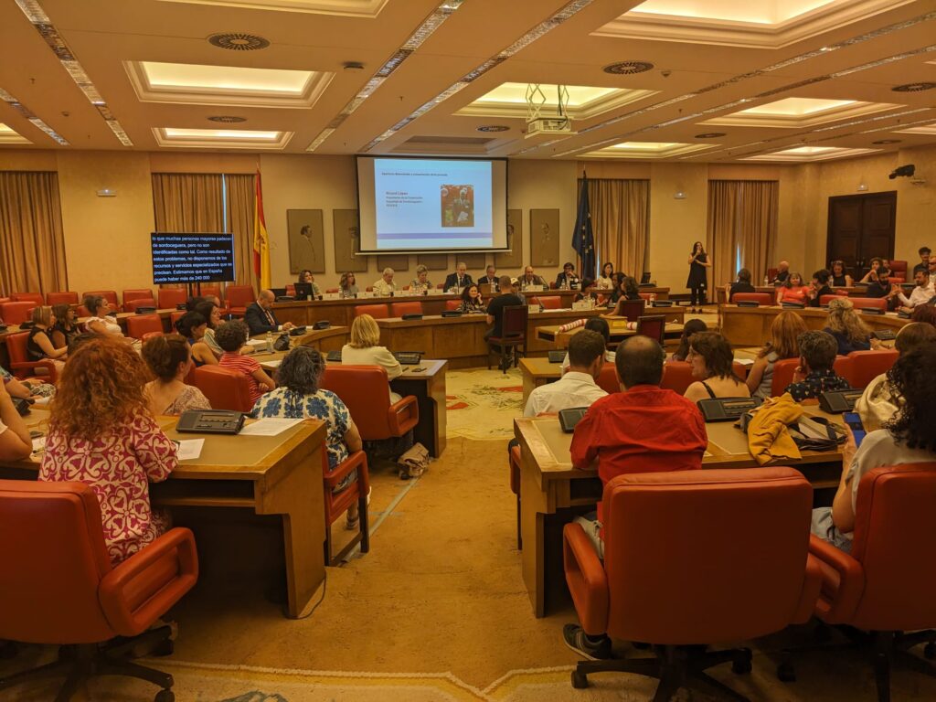 varas personas en la sala constitucional del Congreso de los diputados