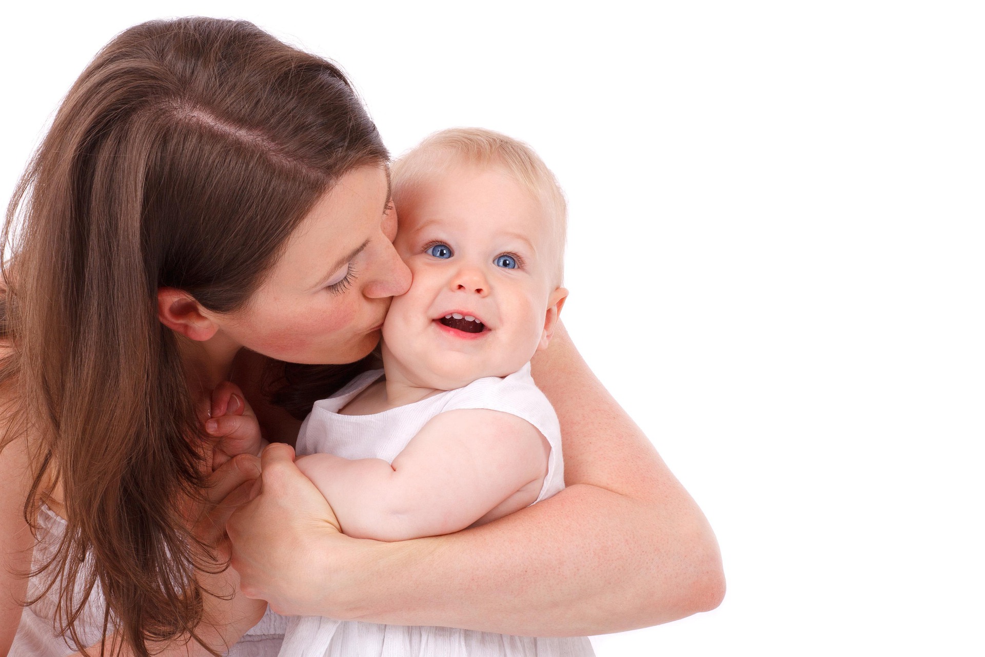 Una madre abraza y besa a su bebé