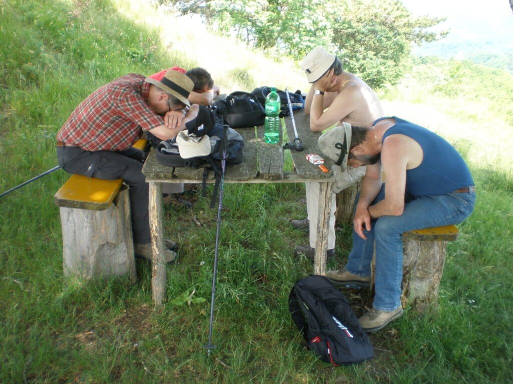 excursionistas descansando en una mesa ante mucho calor