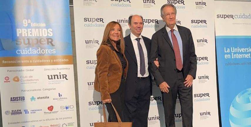 tres personas en un photocall