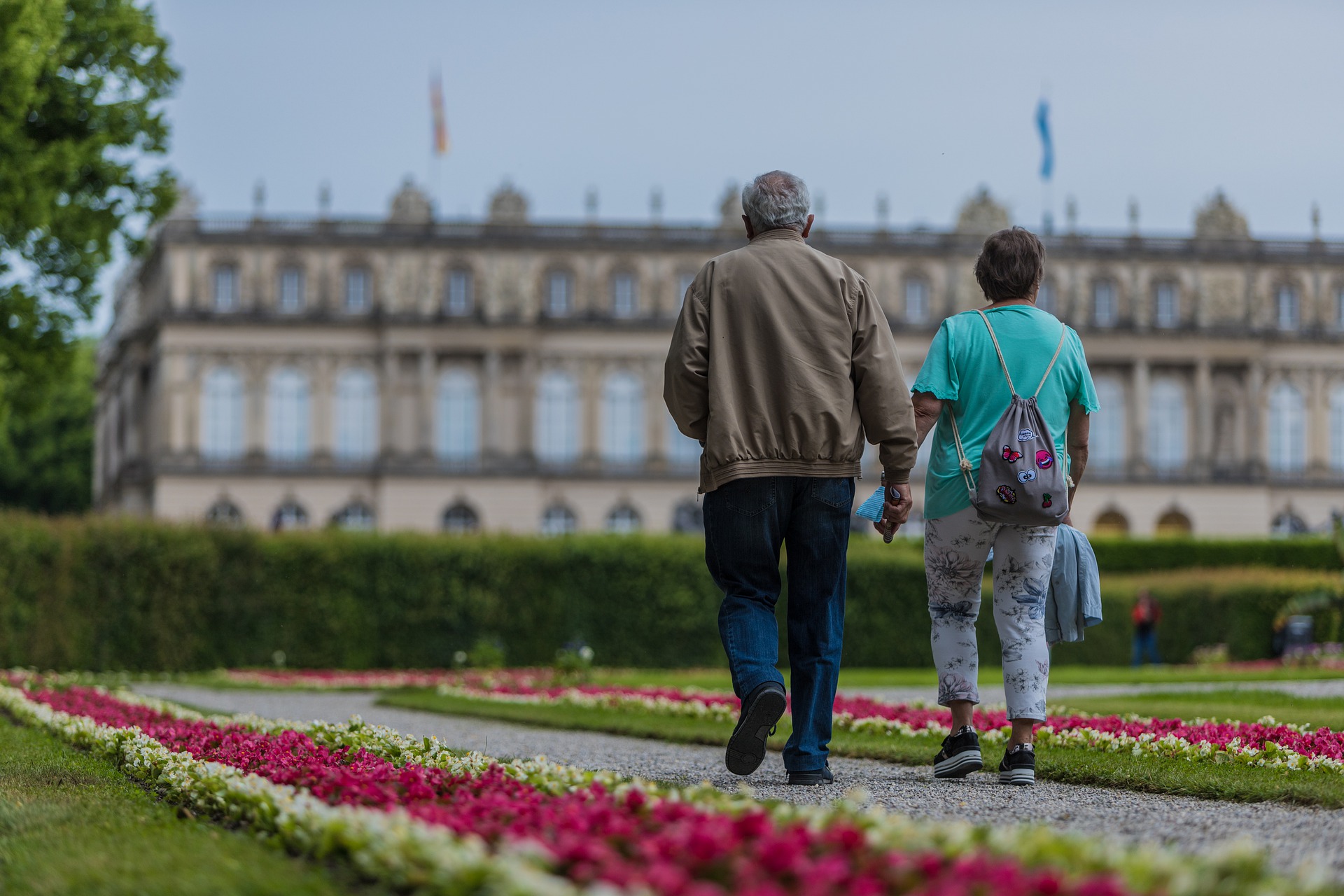 Un hombre y una mujer pasean cogidos de la mano