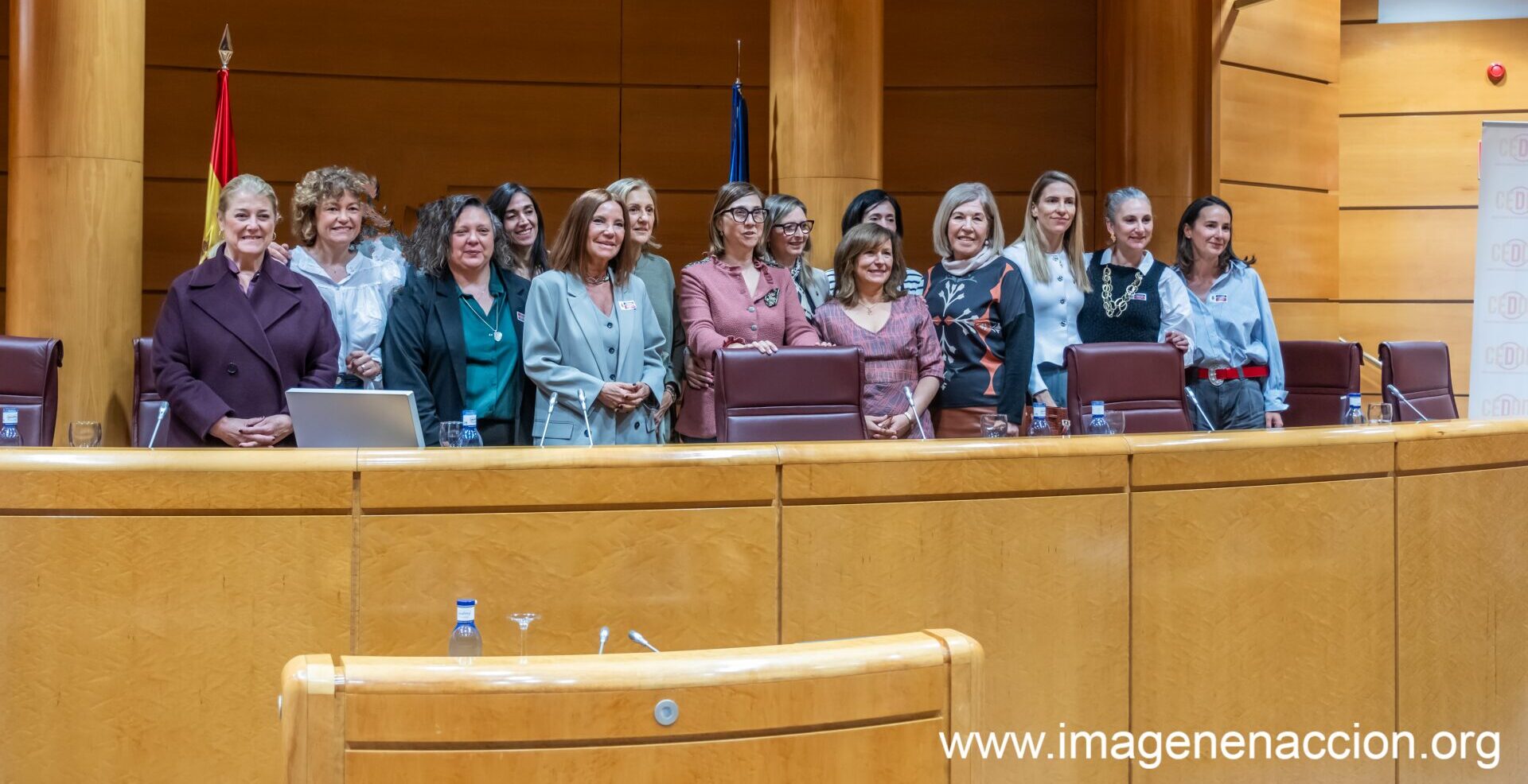 Foto de familia de las ponentes de 'Sin nosotras no hay cuidados', junto a las representantes políticas que asistieron a la sesión.