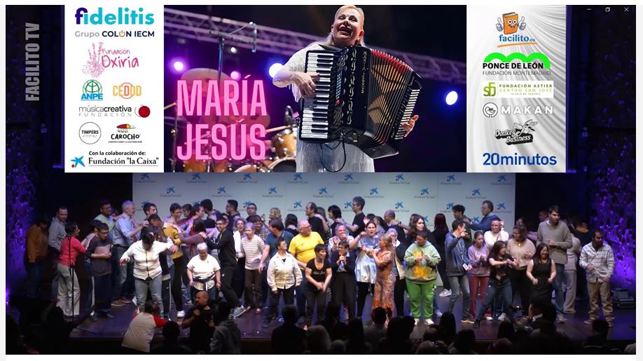 varias personas sobre el escenario durante la gala facilito y en una pantalla gigante, una mujer tocando el acordeón.
