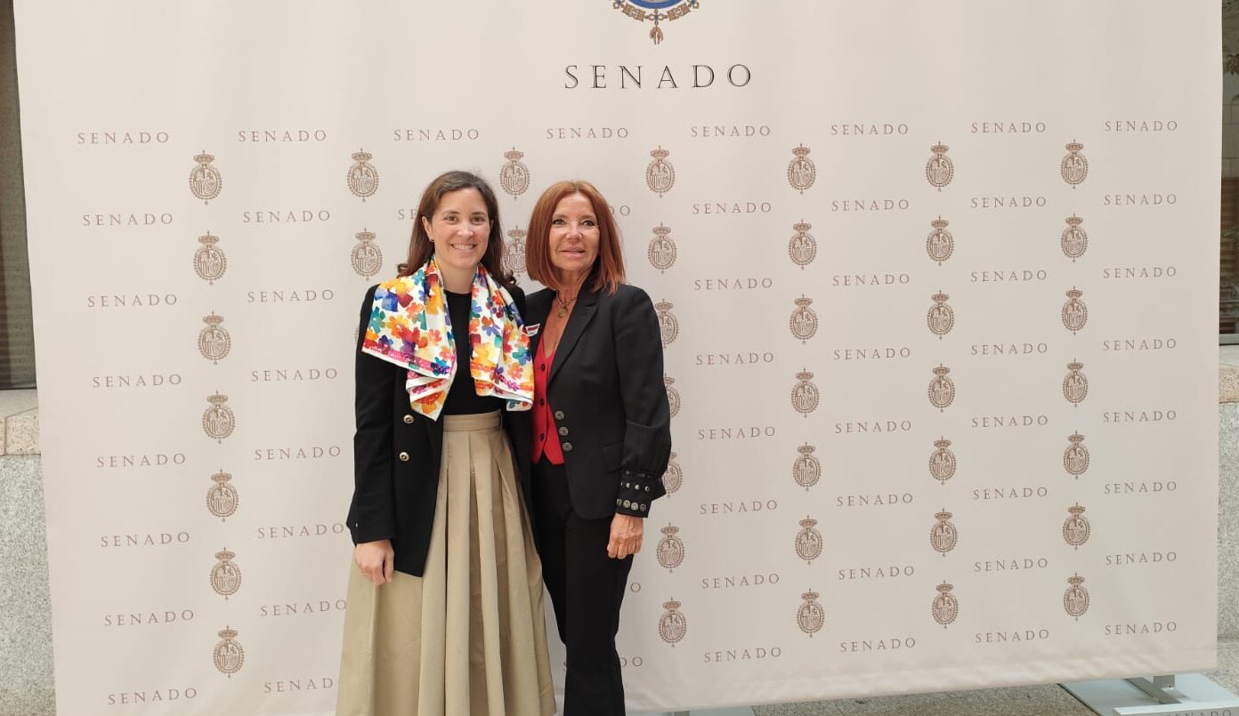 Dos mujeres, posando.