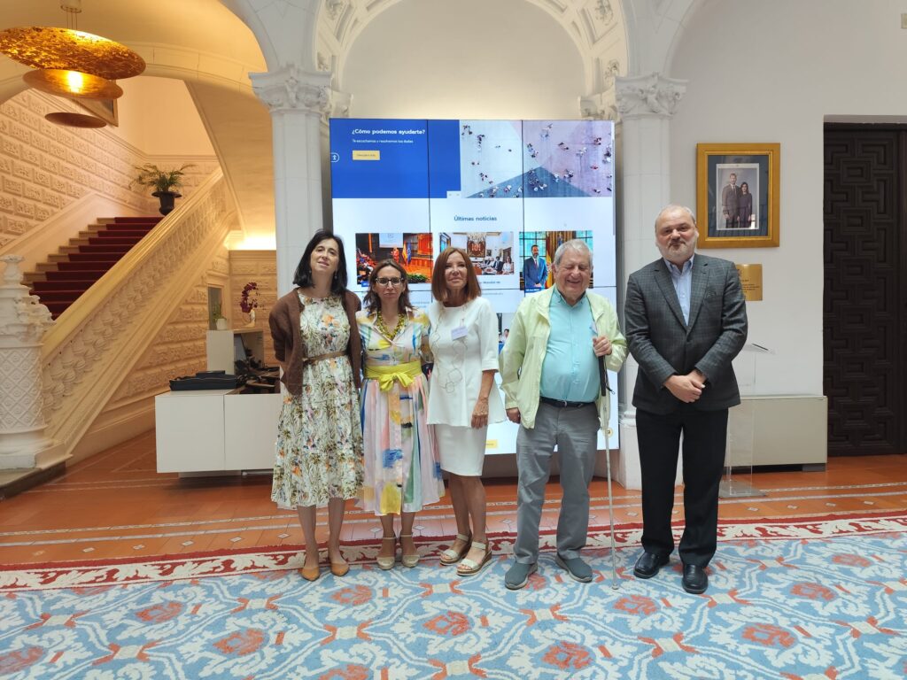 grupo de personas en foto de familia en la sede del Defensor del Pueblo