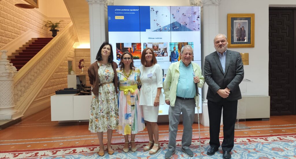 grupo de personas en foto de familia en la sede del Defensor del Pueblo