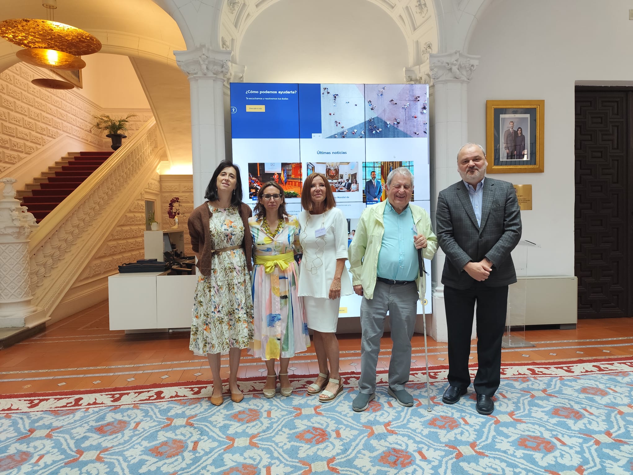 grupo de personas en foto de familia en la sede del Defensor del Pueblo