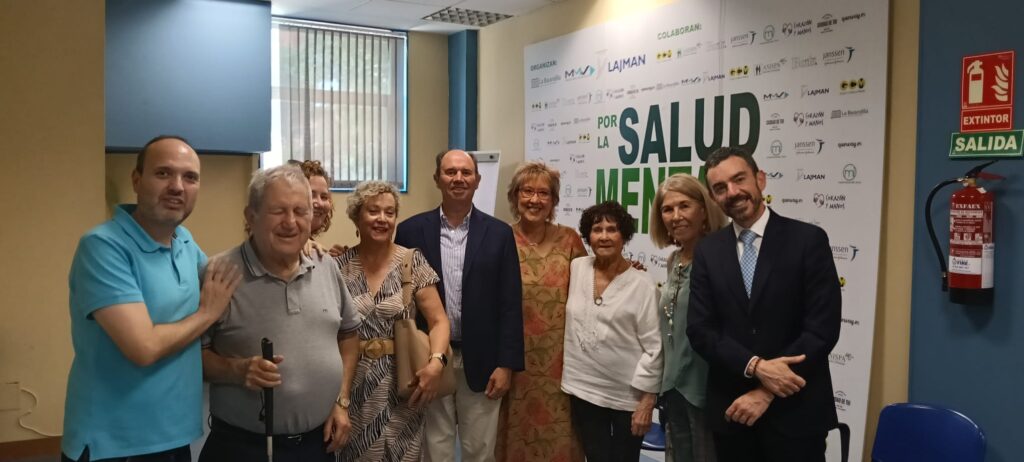 varias personas en una foto de familia