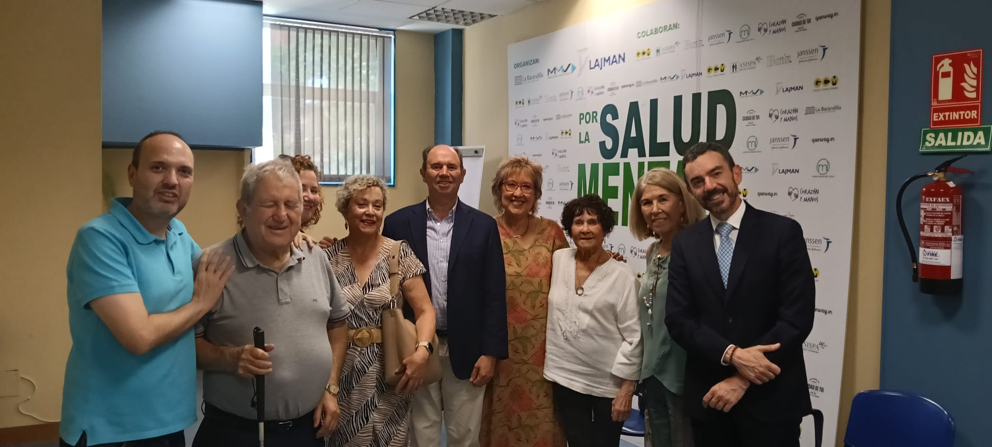 varias personas en una foto de familia