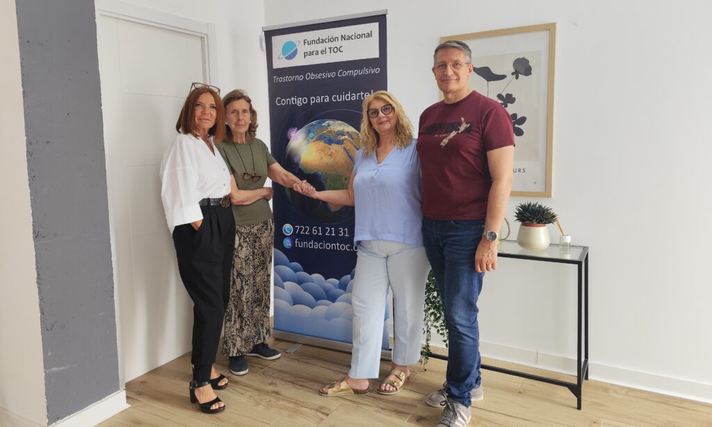 Tres mujeres y un hombre posan en foto de familia.