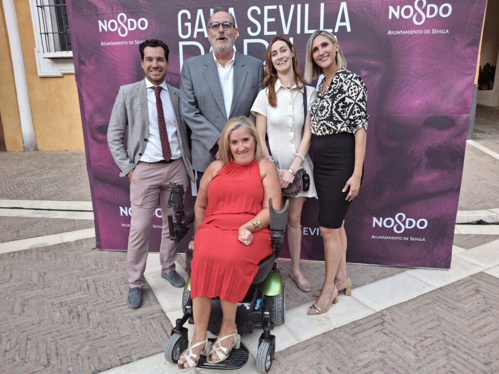 La junta de ceddd andalucía, formada por tres mujeres y dos hombres, con su presidenta, rocío de los reyes machuca, en el centro