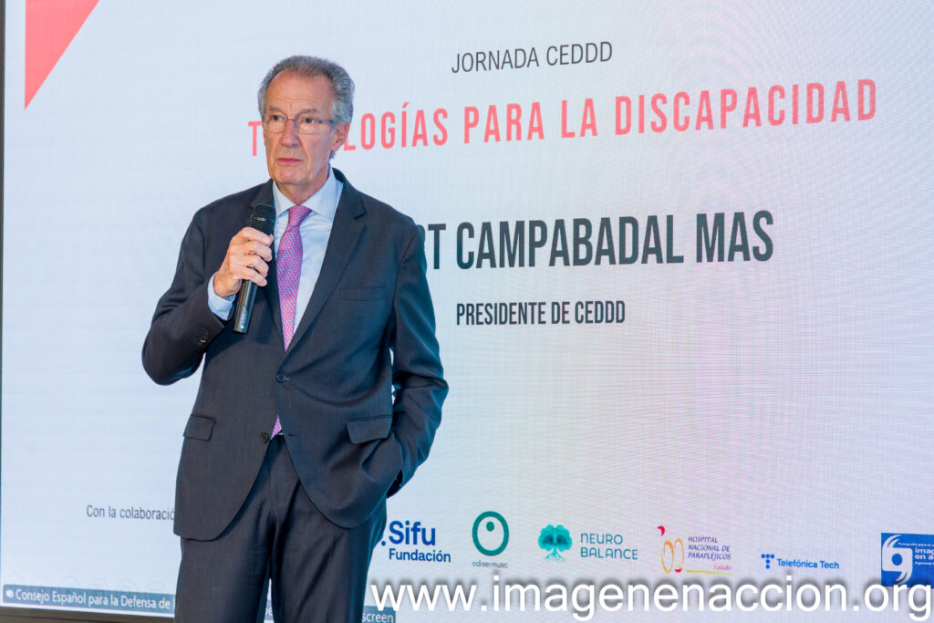 un hombre con traje negro, en una presentación