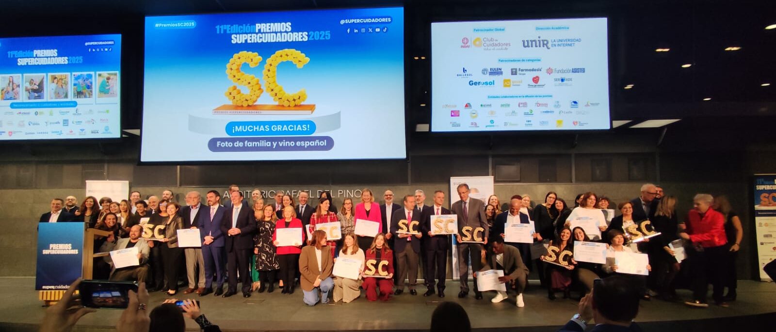 Foto de familia premios 2025 supercuidadores