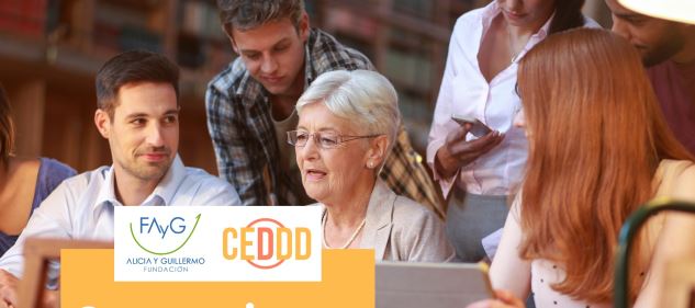 una mujer mayor rodeada de personas jóvenes