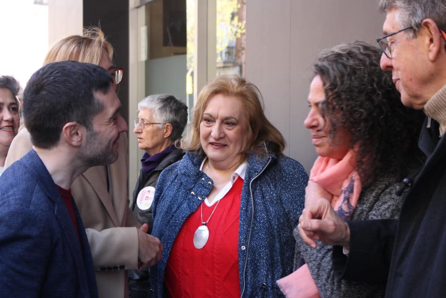 cuatro personas hablan en círculo: dos mujeres y dos hombres.