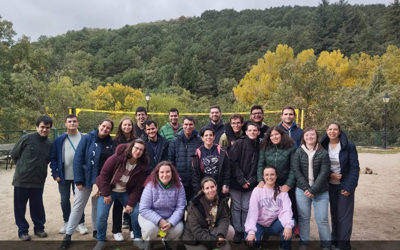 un grupo de personas jóvenes en la naturaleza