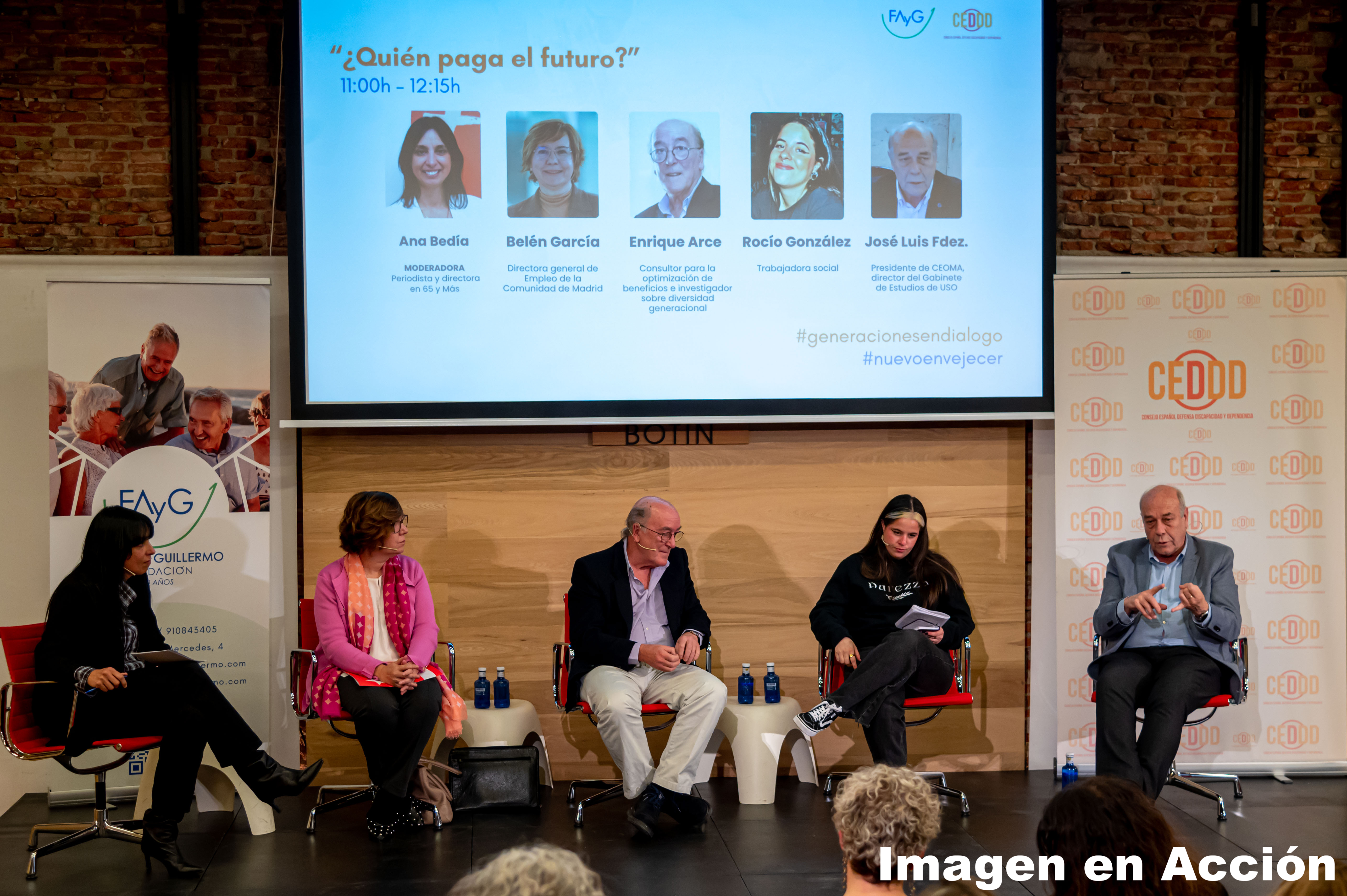 cinco personas sentadas en una mesa de debate