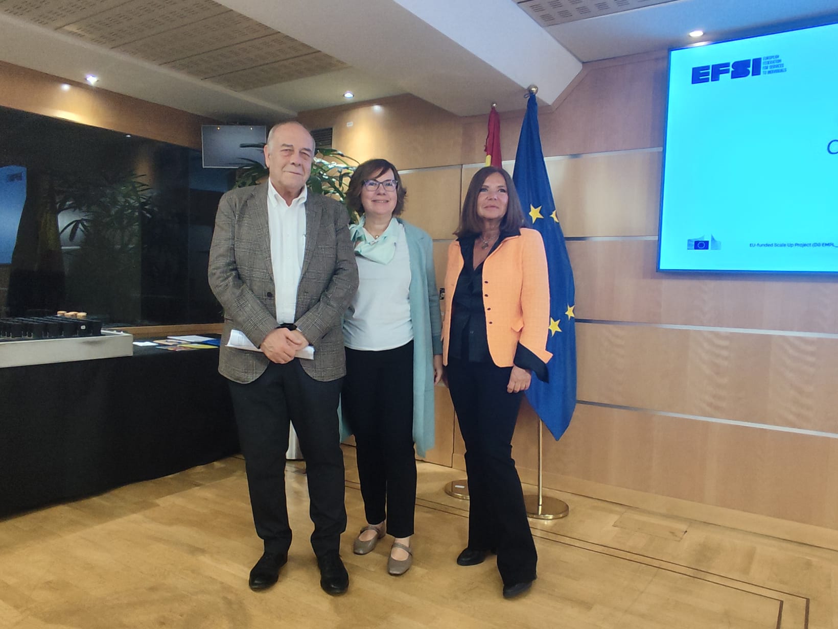 un hombre y dos mujeres.