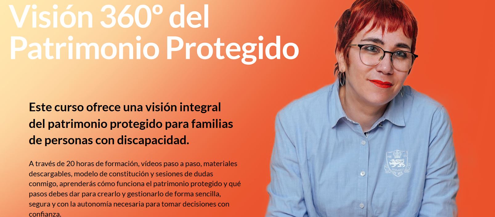 una mujer de pelo corto y gafas sobre un fondo naranja