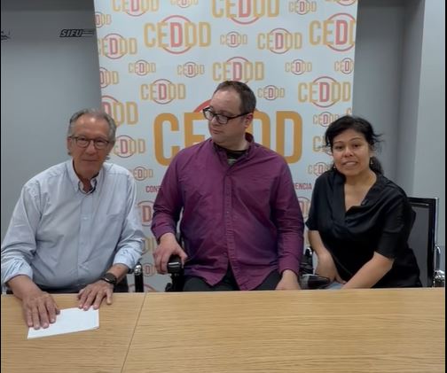 dos hombres y una mujer, sentados ante una cámara