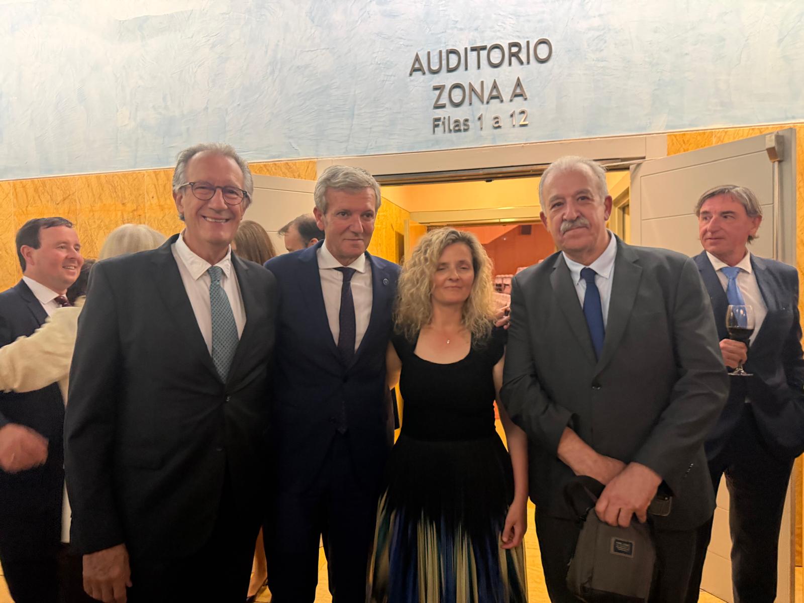 tres hombres y una mujer