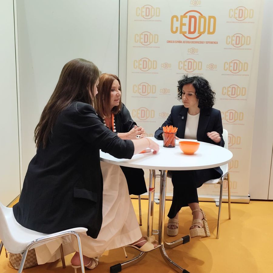 La Consellera de Servicis Socials, Família i Infància de la Comunidad Valenciana, Elena Albalat Aguilella y la Secretaria de este conserjería, Rosa Ferrando, reunidas junto a Mar Ugarte en el stand de CEDDD en el I Expo Congreso Europeo de los Cuidados.