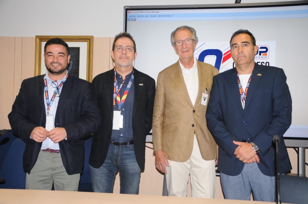 cuatro hombres posan para una foto