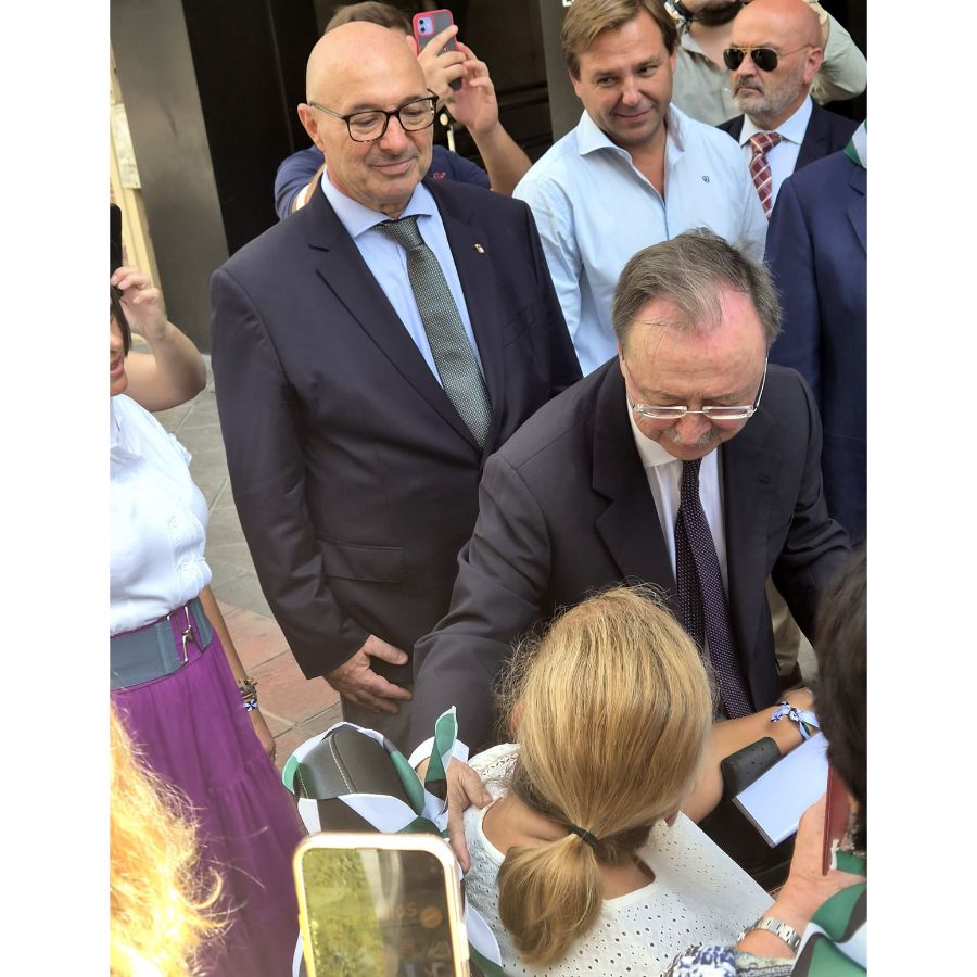 La presidenta de CEDDD, Rocío de los Reyes Machuca, le entrega una carta al presidente de Ceuta.