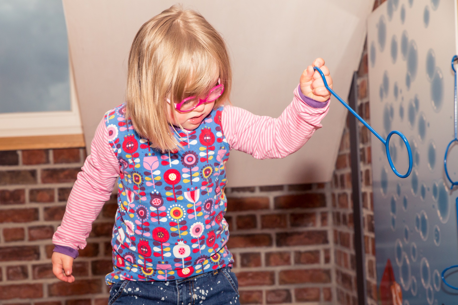 Niña pequeña con discapacidad intelectual por síndrome de down