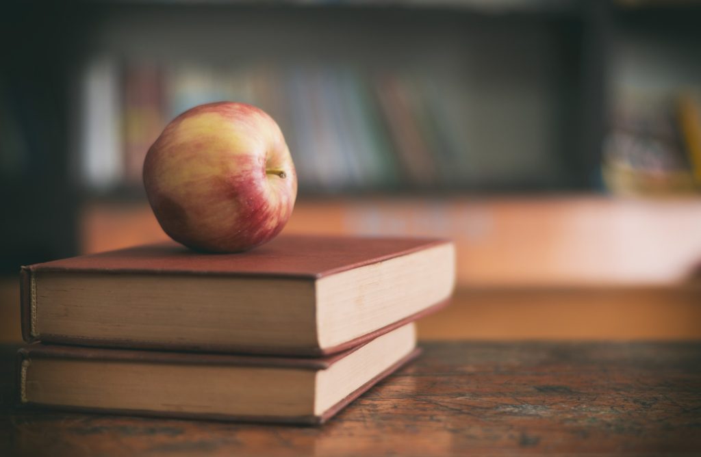 una manzana sobre dos libros, para ilustrar el día del maestro