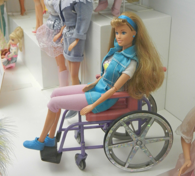 una muñeca en silla de ruedas para visibilizar mujeres, discapacidad y empleo