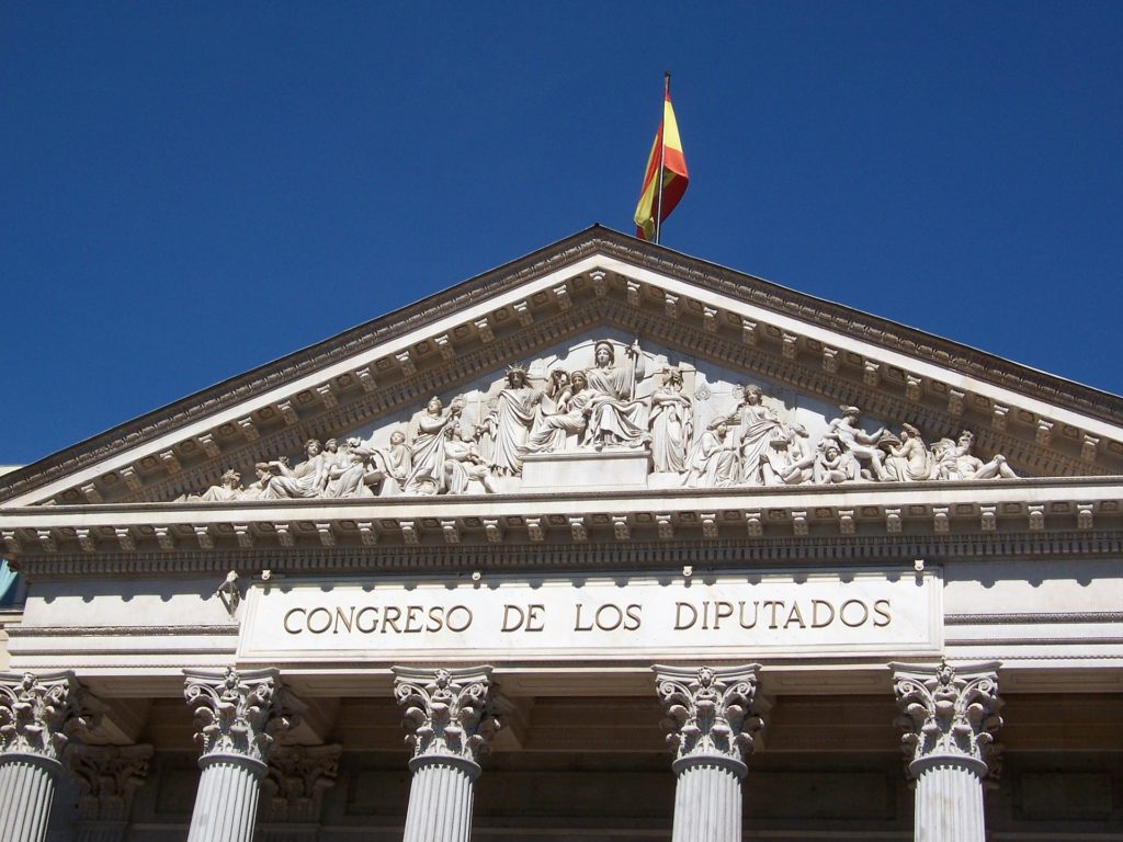 Edificio del Congreso de los Diputados con la bandera española