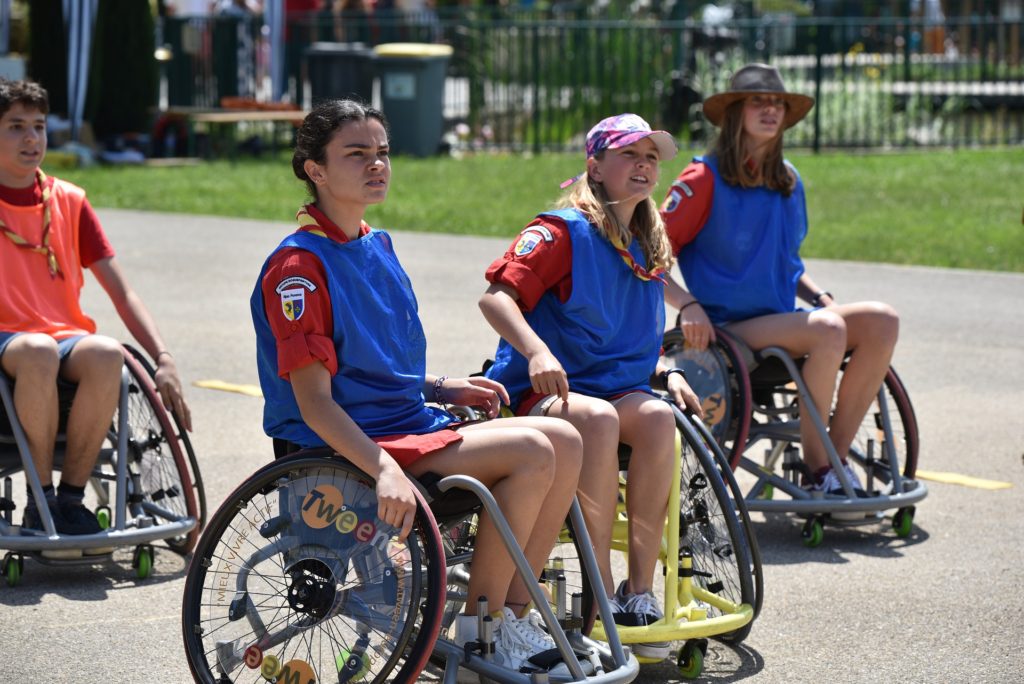 tres mujeres en silla de ruedas