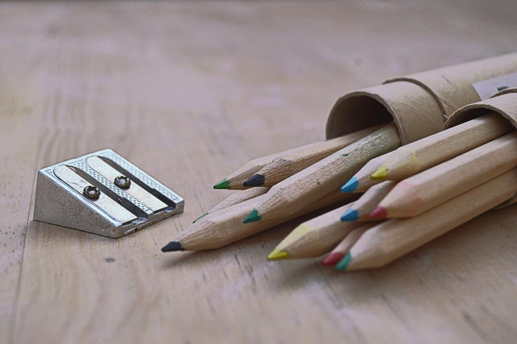 sacapuntas y lápices de colores