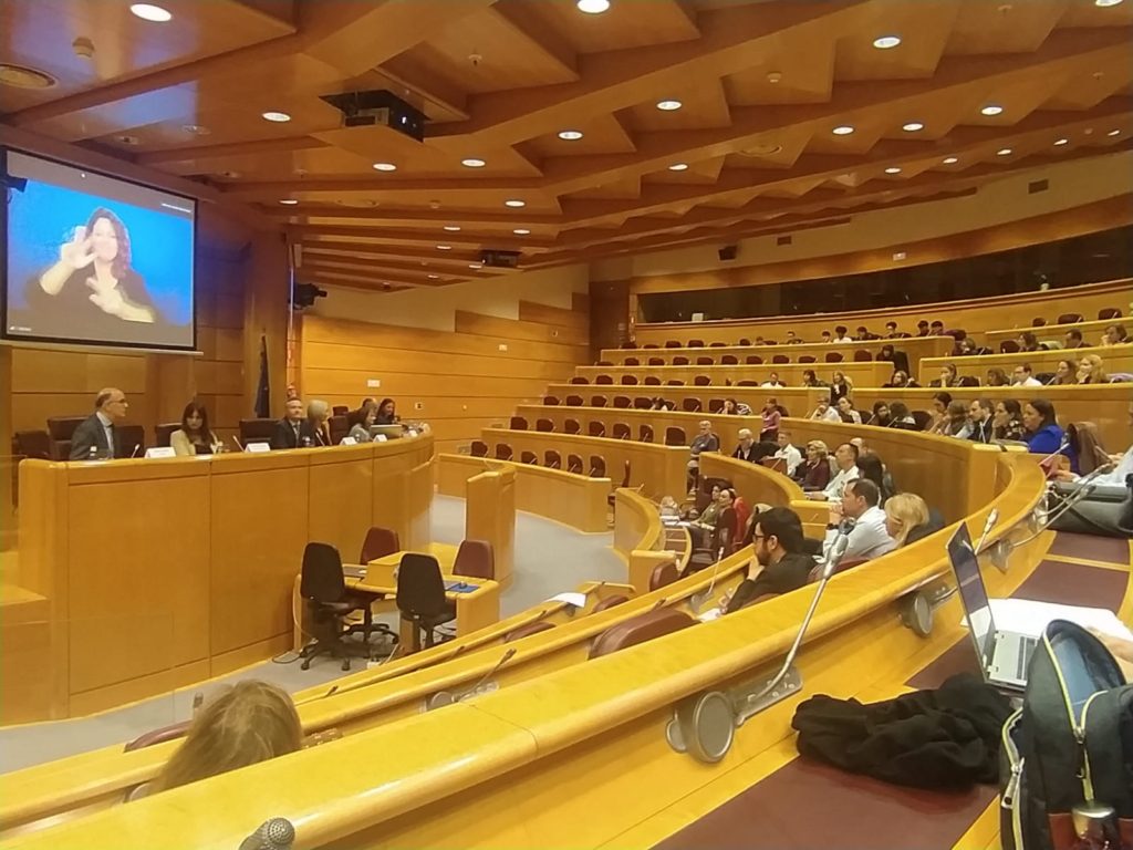 sala Europa del Senado: a la izquierda los ponentes y a la derecha el público