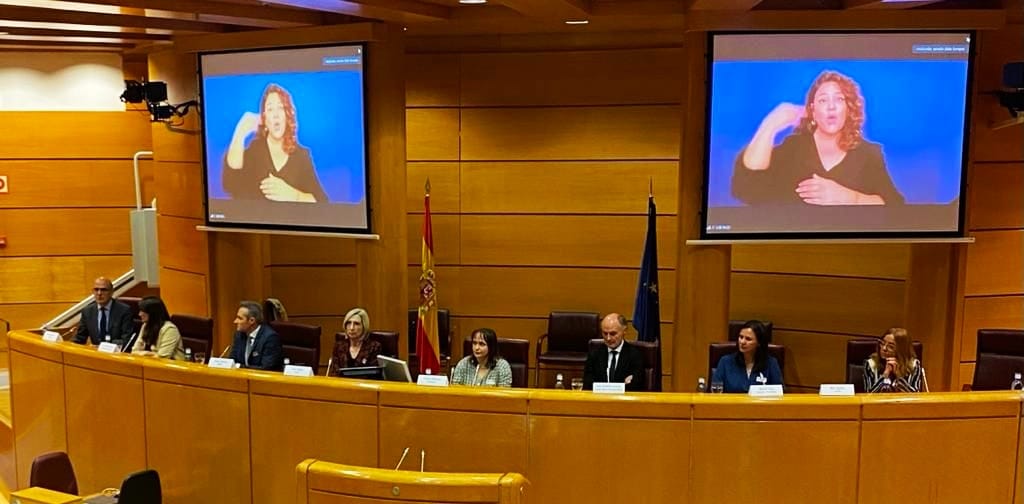 los ponentes de la jornada CEDDD, en la sala europa del Senado. De izquierda a derecha: Catalán, Antúnez, Valiente, Badía, Teresa Valencia, Luengo, Melisa Tuya y Mar Ugarte.