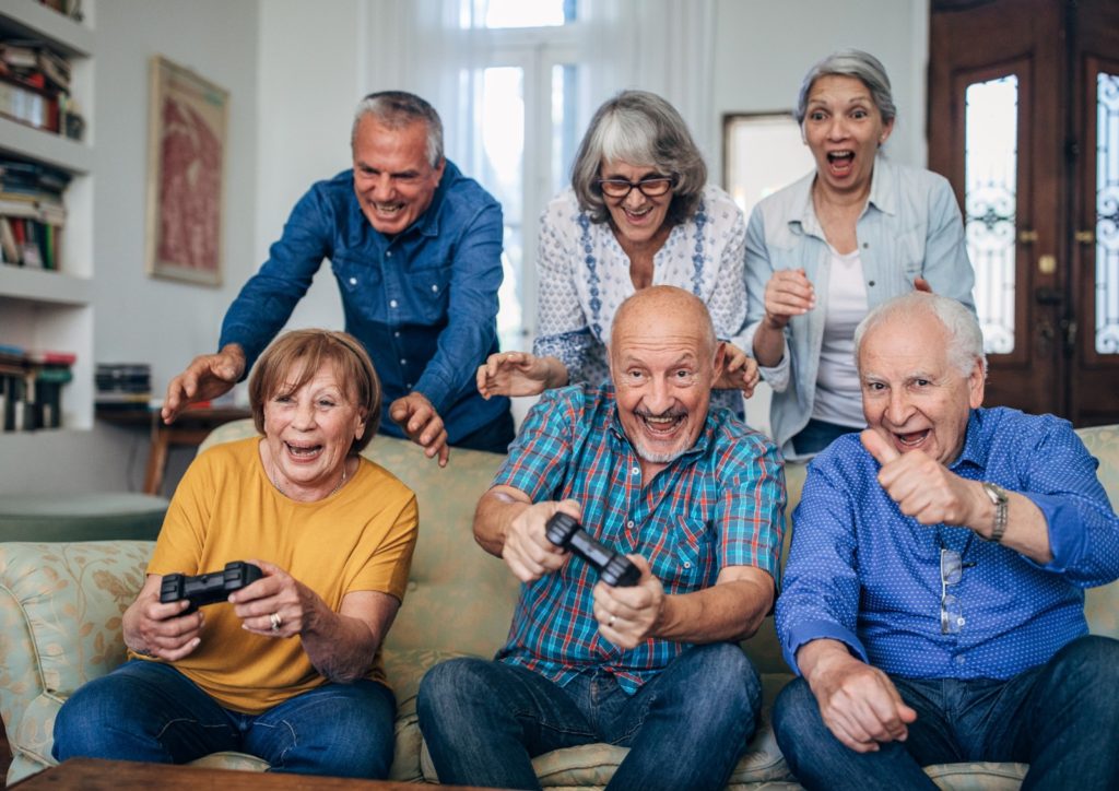 personas mayores jugando a videojuego