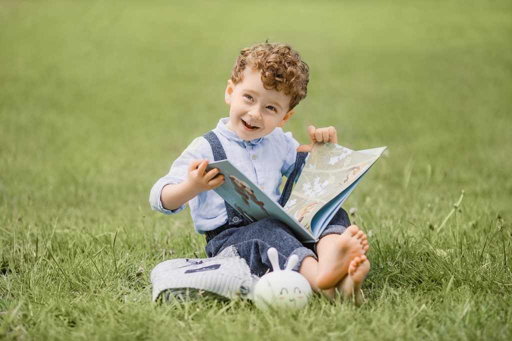 niño pequeño con un libro de cuentos.
