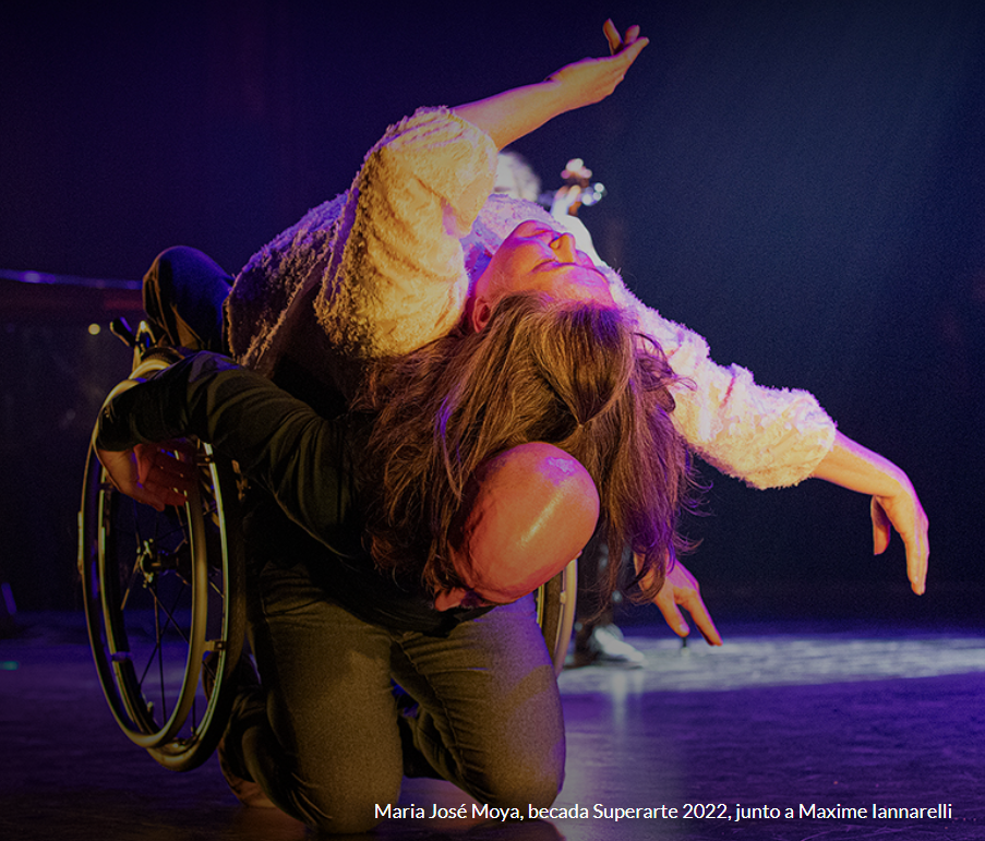 una mujer en silla de ruedas, bailando