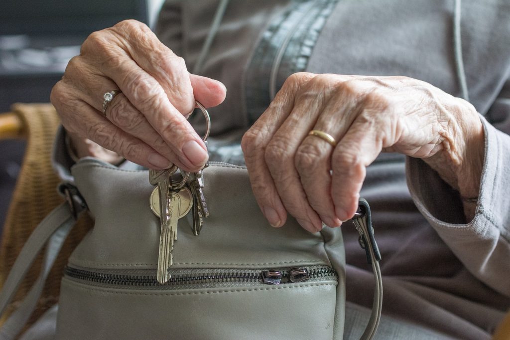 manos de una persona mayor sujetando unas llaves