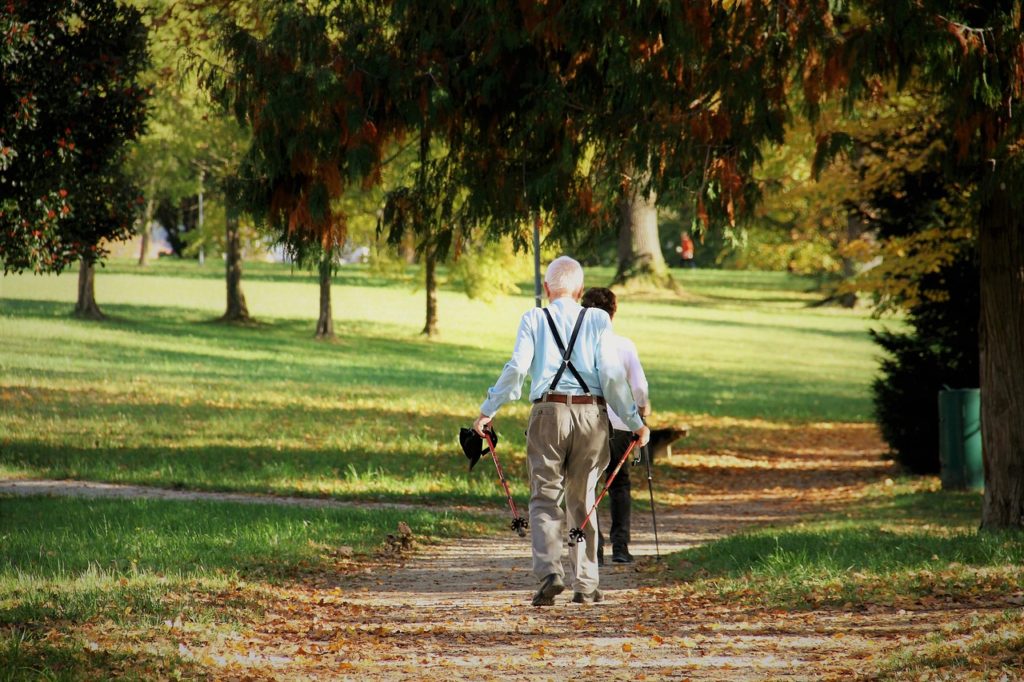 dos personas mayores caminando por el campo